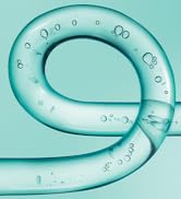 Ensemble de cuillères à mesurer en silicone ou en plastique turquoise transparent présentant un design incurvé sur fond clair.