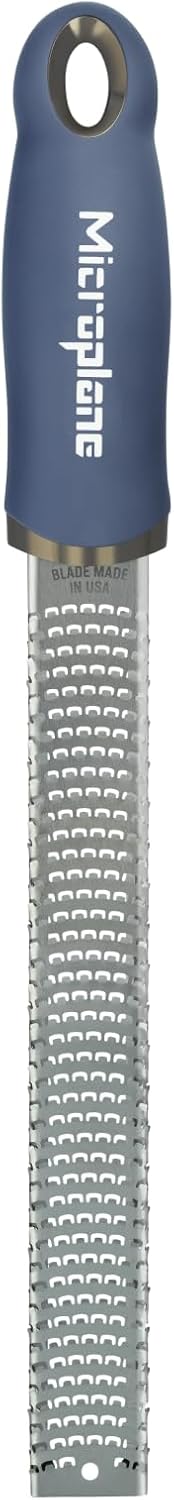 Microplane - Râpe à zesteur série fine - bleu denim - lame fine, usage agrumes, parmesan, gingembre, chocolat, noix de m