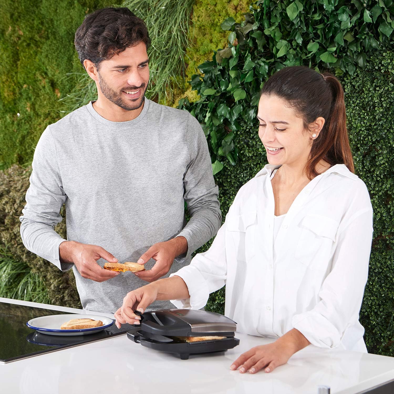 BLACK+DECKER - machine à sandwich inox - compact - 750W - ES9680070B