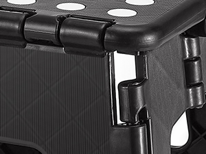 Détail rapproché d'un mécanisme de charnière ou d'un connecteur de joint en plastique noir, montrant les composants structurels et les pièces d'assemblage