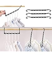 Plusieurs cintres blancs sur une tringle ou une étagère de placard, présentés sous différents angles, illustrant le rangement et l'organisation.